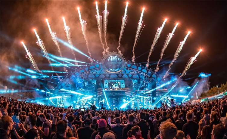 Top-DJs und Weltklasse-Piloten auf dem Ring Das New Horizons Festival hat die besten DJs der Welt im Gepäck und verspricht eine atemberaubende Kombination aus Musik, Lichtshow und Pyro-Effekten. Copyright: Alda Events
