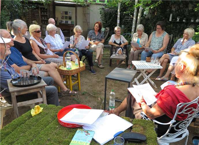 Das Niederbachemer Lesetheater in Monika Clevers Bildergarten. Gemeinde Wachtberg/mm