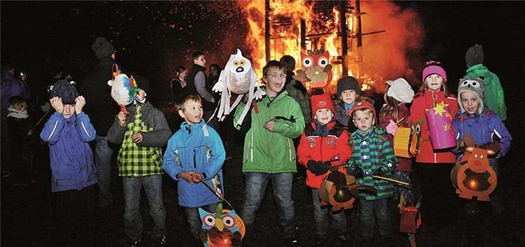 Das Niederlützinger Martinsfeuer ist eines der größten im Kreis.Rü