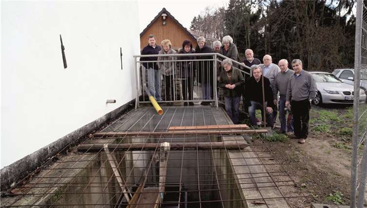 Das Niederzissener Mühlenteam feierte gemeinsam den Einbau des Wasserrades.privat