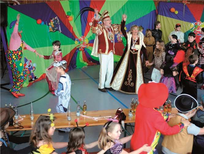 Das Niederzissener Prinzenpaar hat sich mit Gefolge die Ehre gegeben und mit den Kindern ausgelassen gefeiert.Privat