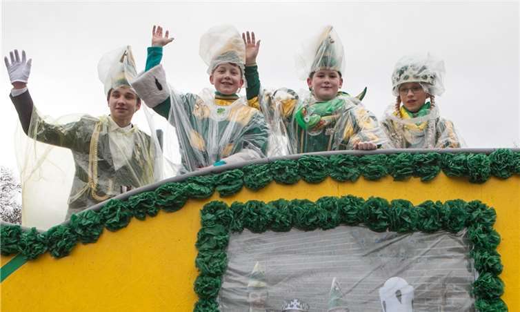 Das Nierendorfer Kinderdreigestirn mit Prinz Elias I. (Sonntag), Jungfrau Philia I. (Philipp Fischer) und Bauer Fred (Ferber) trieben als krönender Höhepunkt den Nierendorfer Weiberdonnerstagszug vor sich her, tatkräftig unterstützt vom Adjutanten Florian Fischer. JOST