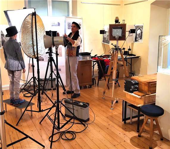 Das „Nostalgische Foto-Atelier“ kam beim vergangenen First Friday sehr gut an. Passend zur aktuellen Sonderausstellung „Andernacher Ansichten – Einst und Jetzt“ fertigte der Euskirchener Fotograf Joachim Zell mit seiner Großformat-Kamera nostalgische Porträtfotografien der Besucher an. Jetzt geht es um „Photographische Scherenschnitte“ im Stil des 19. Jahrhunderts. Foto: Stadtmuseum
