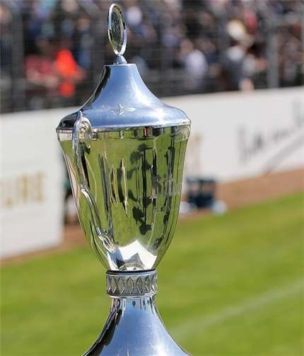 Das Objekt der Begierde: der Fußball-Rheinlandpokal.TH