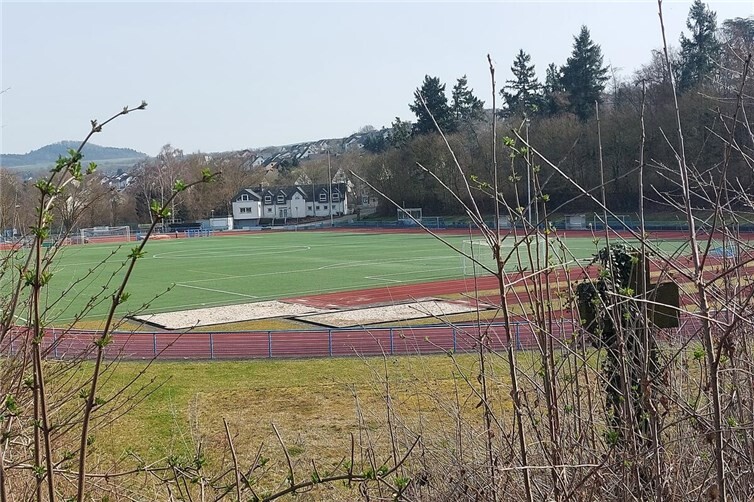 Das Ochtendunger Jakob-Vogt-Stadion mit einem Basaltkreuz rechts im Vordergrund, um das sich unter älteren SV-Fußballerkreisen manche Legende rankt.