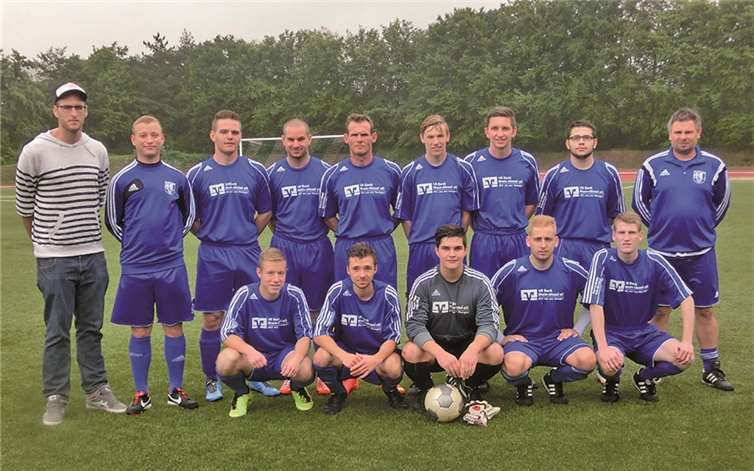 Das Ochtendunger Team um Trainer Stefan Krämer (r.) vor seinem ersten Wettbewerbsauftritt in Remagen, hintere Reihe (v. l.): Tobias Krings, Philipp Hoos, Steven Luhr, Sascha Krämer, Marco Luhr, Jannik van Beek, Kevin Merkler, Niklas Müller, Trainer Stefan Krämer; vordere Reihe (v. l.): Marcel Ramakers, Fabian Saresadeh, Sören Schlich, Ibrahim Ibo Isler und Niklas Röder. Privat
