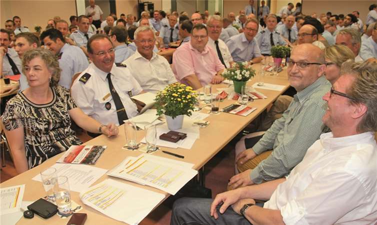 Das Ockenfelser Bürgerhaus war trotz hoch sommerlichen Temperaturen gut besucht, hier der Ehrentisch. -STUHA-