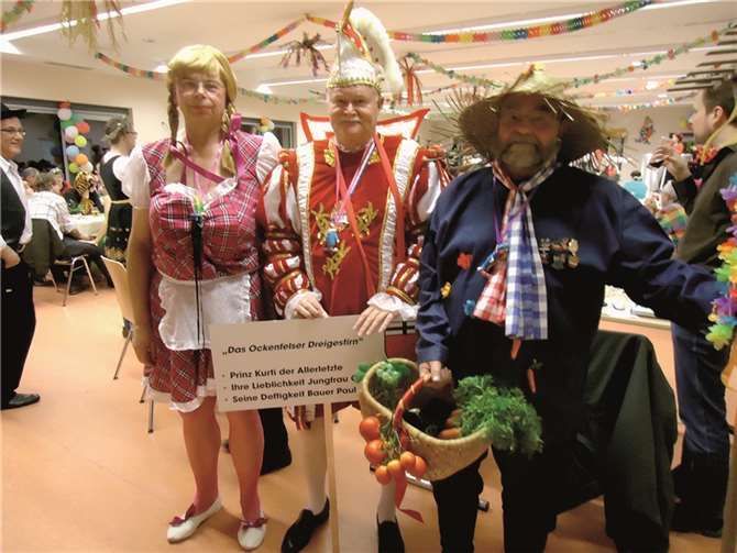 Das „Ockenfelser Dreigestirn“ (v.li.): Ihre Lieblichkeit Jungfrau Günnigunde (Günter Matzat), Prinz Kurti der Allerletzte (Kurt Pape), Seine Deftigkeit Bauer Paul von den Birken (Peter Birk). privat