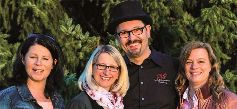 Das Ohlenberger Bürgerkönigspaar Klaus Scholl und Andrea Boden-Scholl (M.) mit den Ehrendamen Tanja Stöcker (l.) und Monika Rings (r.)privat
