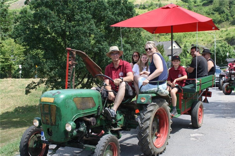 Das Oldtimertreffen mit anschließender Rundfahrt durch den Ort ist alljährlich fester Programmpunkt beim Senheimer Weinfest.