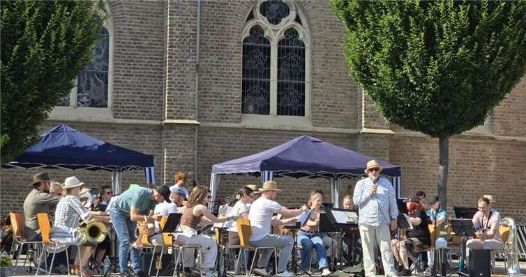 Das Open-Air-Benefizkonzert mit dem Symphonischen Blasorchester „Tomburg Winds“ unter der Leitung von Adi Becker lockte trotz tropischer Temperaturen zahlreiche Besucher auf den Kirchplatz. Foto: privat