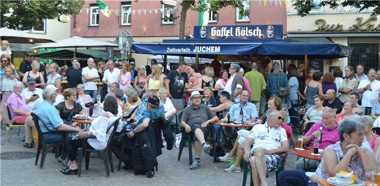 Das Open-Air-Event lockte unzählige Besucher auf den Marktplatz. Sitzgelegenheiten, kühle Getränke und die Songs der BAP-Coverband „Fünf Jestalte“ luden zum Verweilen ein. Foto: AB