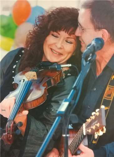 Das Orange Moon Folkduo: Angela Schmitz-Buchholz und Franz Schmitz. Privat