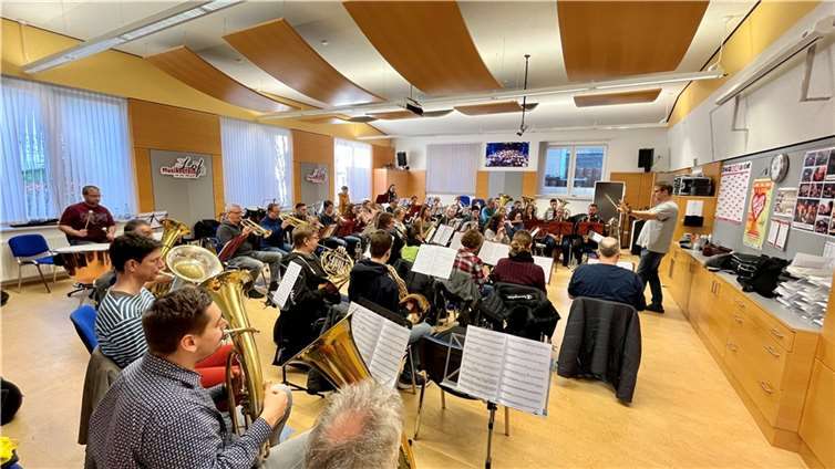 Das Orchester Musikverein Löf unter der Leitung von Reinhard Lisecki beim Probenwochenende. Quelle: Musikverein Löf