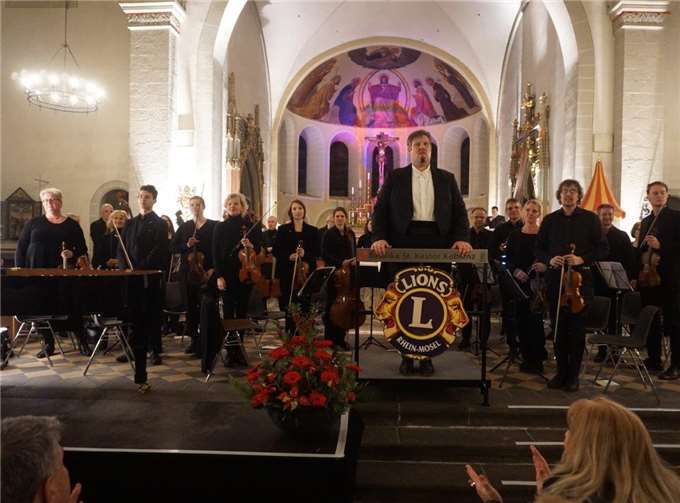 Das Orchester bot ein festliches,über zweistündiges Programm. Fotos: STUKO