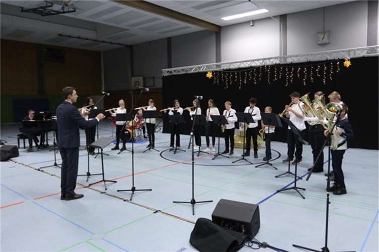 Das Orchester, dass das Weihnachtskonzert in der Schulsporthalle maßgeblich mitgestaltete.  Foto: privat