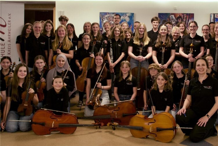 Das Orchester der Musikschule im Kreis Ahrweiler und ihre Leiterin Viktoria Nyikes (vorne re.)