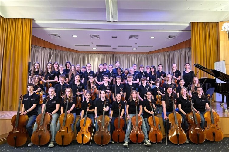 Das Orchester der Musikschule zusammen mit den Junior-Streichern unter der Leitung von Viktoria Nyikes