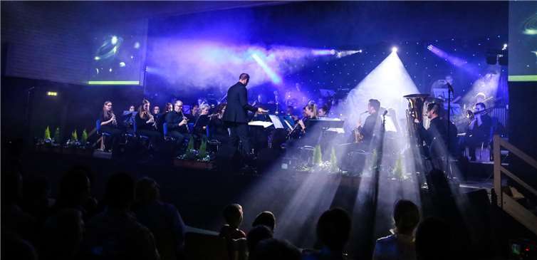 Das Orchester des Musikverein Löf entführte seine Gäste in den Sternenhimmel. EP