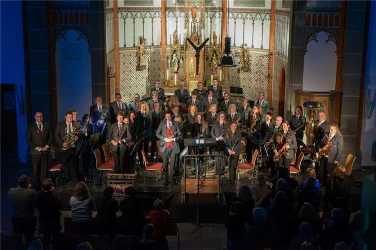 Das Orchester erhielt stehenden Applaus und konnte erst nach zwei Zugaben die Bühne verlassen. Foto: Daria Fischer/Blasorchester Maischeid & Stebach
