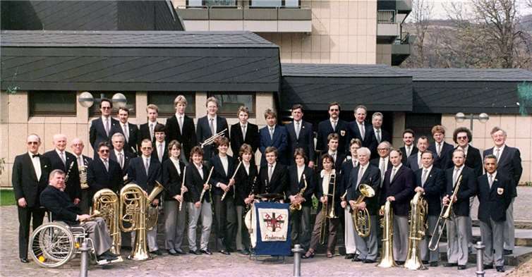 Das Orchester im Jahre 1984 vor der Mittelrheinhalle Andernach in der ersten Orchesterbekleidung, damals in blau/grau, mit dem damaligen Dirigenten Helmut Nolisnki.