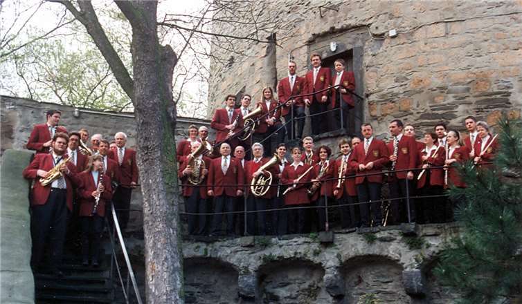 Das Orchester im Jahre 2000 vor dem runden Turm Andernach in der aktuellen Orchesterbekleidung und mit dem jetzigen Dirigenten Bertram Kleis.