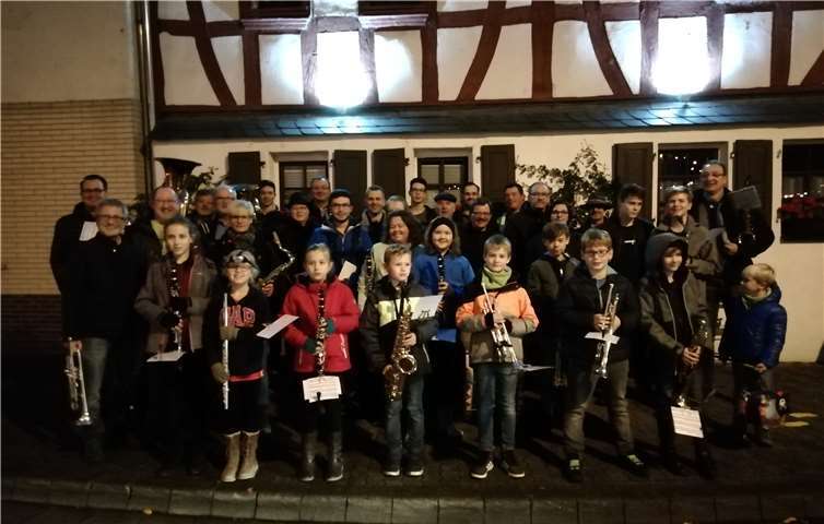 Das Orchester sowie in der vorderen Reihe die neuen Musikanten (v.l.): Madeleine Doetsch (Querflöte), Ivana Lay (Klarinette), Jarne Friedrich (Saxohphon), Lewin Abresch (Trompete), Felix Hammer (Trompete) und Aaron Dreiling (Trompete).  privat