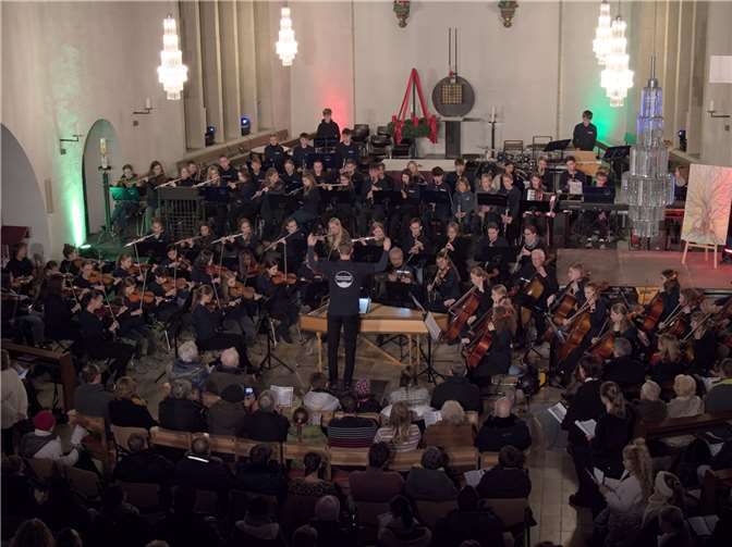 Das Orchester „sul ponticello“ gestaltete gemeinsam mit dem Schulchor und der Bigband das Adventskonzert der Ensembles am St. Joseph-Gymnasium. Foto: SJG Rheinbach