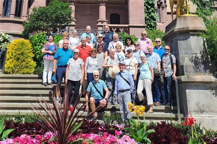 Das Ordenskapitel auf der Venusterrasse von Schloss Drachenburg.Foto: Hans Simon
