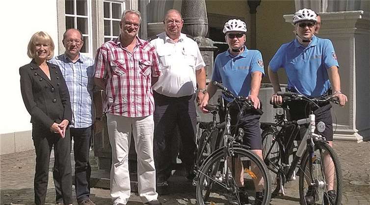 Das Ordnungsamt jetzt auch radelnd auf Streife: Bürgermeisterin Marie-Theres Hammes-Rosenstein, Sachgebietsleiter Peter Heil, stellv. Ordnungsamtsleiter Thomas Flöck, Führungs- und Lagedienst Ulf Schreier, Außendienstler Christian Klingel und Peter Odenbreit.privat
