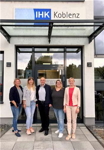 Das Orga-Team des Neuwieder Azubi-Speed-Datings: Anika Müller-Ellerwald, Julia Flada (Agentur für Arbeit Neuwied), Dirk Arenz (Jobcenter Neuwied), Simone Kütemeyer und Kristina Kutting (beide IHK-Regionalgeschäftsstelle Neuwied).  Foto: Natalja Bayer/ IHK Koblenz