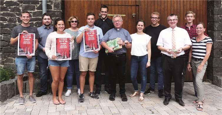 Das Orga-Team und die Musiker freuen sich sehr, dass sie auch in diesem Jahr LandratDr. Alexander Saftig und Pastor Ralf Birkenheier als Schirmherren gewinnen konnten. Fotos: FRE