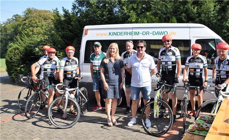 Das Orga-Team von „Vor Tour der Hoffnung“ machte Station bei Kinderheim Dr. Dawo, wo sie herzlich von Oliver Stölben und seinen Mitarbeitern empfangen wurde.Foto: Alfred Eich
