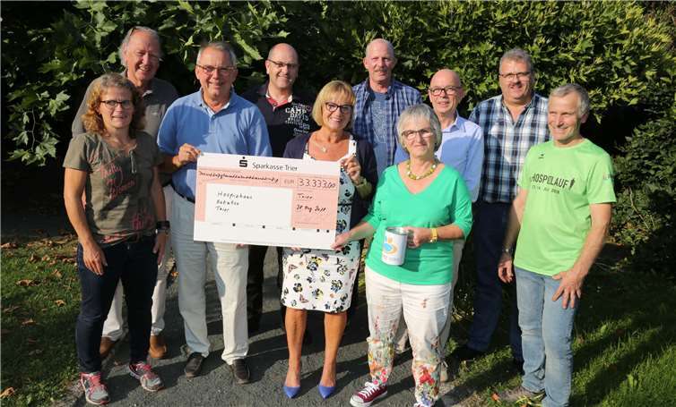 Das Organisations-Team des Hospizlaufs überreichte stolz einen Scheck an die Leitung des Hospizhauses in Trier. privat