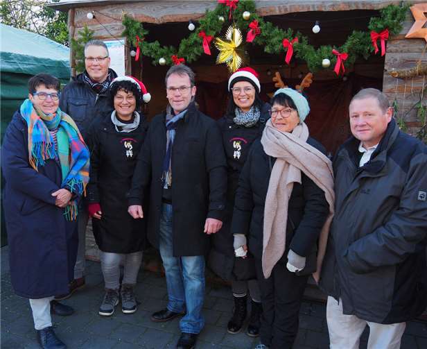 Besucher wurden in Ettringen auf das Fest der Feste eingestimmt Das Organisationskomitee des Ettringer Weihnachtsmarktes hat gute Arbeit geleistet.