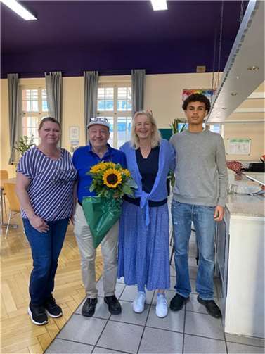 Das Organisationsteam Kasia Bartoschek, Miriam Briem und Ari Knothe mit Antonio Lopez. Foto: privat