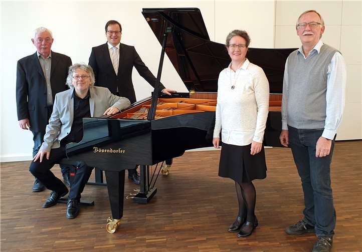 Das Organisationsteam Wolfram Strehle und Thomas Mombaur, Markus Müller, Vorstandsmitglied der Volksbank RheinAhrEifel eG, Pfarrerin Metje Steinau und Hans-Jörg Gelhard, Vorsitzender des Talentforum Mendig e.V. (v.l.n.r.) planen die Beethoven-Konzerte 2022 nachzuholen. (Das Foto wurde den Beschränkungen aufgrund der Corona-Pandemie aufgenommen.) Foto: Volksbank RheinAhrEifel