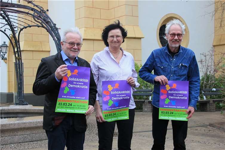 Das Organisationsteam des Aktionsbündnisses „SolidAHRität für unsere Demokratie“: (von links) Werner Jahr, Ulrike Bäumler und Gerhard Schmitt auf dem Ahrweiler Marktplatz.  Foto: GS