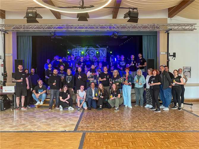 Das Organisationsteam des Indoor-Festivals Ahrrock blickt auf 25 Jahre zurück, in denen lokalen Bands, Künstlerinnen und Künstlern eine Bühne geboten und ein bedeutender Beitrag zur alternativen Musikszene im Landkreis Ahrweiler geleistet wurde.  Foto: Miguel Jeandrée / pro Büro für Jugendarbeit