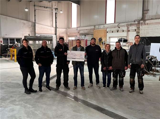 Das Organisationsteam des Kinder-Benefiz-Karnevals überreichte kürzlich einen Spendenscheck in Höhe von 10.000 Euro an den Ortsbürgermeister Helmut Lussi (4.v.l.) für einen neuen Kinderspielplatz.  Fotos: privat