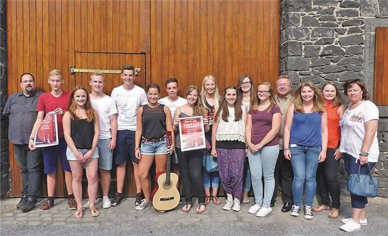 Das Organisationsteam - hier mit Pastor Ralf Birkenheier (4.v.r.) - freut sich auf das zweite Benefizkonzert „Rock am Sumpf“ in der Thürer Dorfscheune. FRE