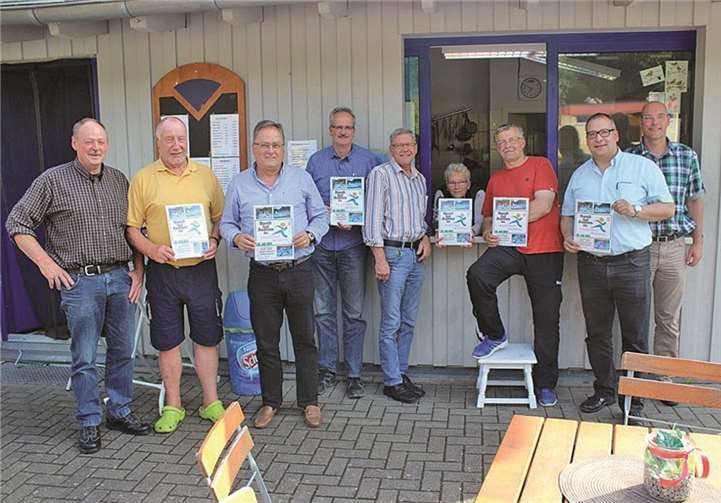 Das Organisationsteam ist zufrieden mit den Vorbereitungen und präsentiert das Veranstaltungsplakat. privat