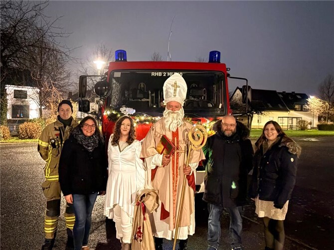 Das Organisationsteam überraschte die Kinder des Kindergartens St. Josef (v.l.n.r.: Löschgruppenführer Sebastian Pütz; Julia Rieck, Förderverein St. Josef; Sandra Christodoulou, Stefan Schaaf, beide Löschgruppe Wormersdorf; Reimund Reckhausen, Elternbeiratssprecher; Ann-Katrin Pütz, stv. Elternbeiratssprecherin). Foto: Feuerwehr Rheinbach.