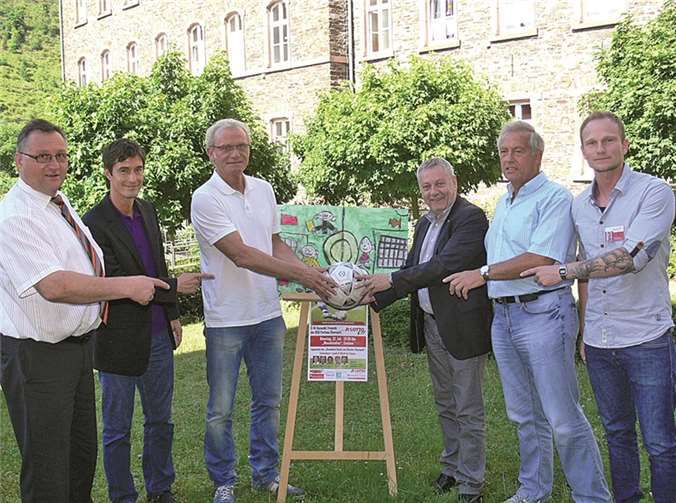 Das Organisationsteam um Hans-Peter Briegel (3.v.l.) und Schirmherr Landrat Manfred Schnur freut sich auf ein großes Zuschauerinteresse beim Benefizspiel. TE