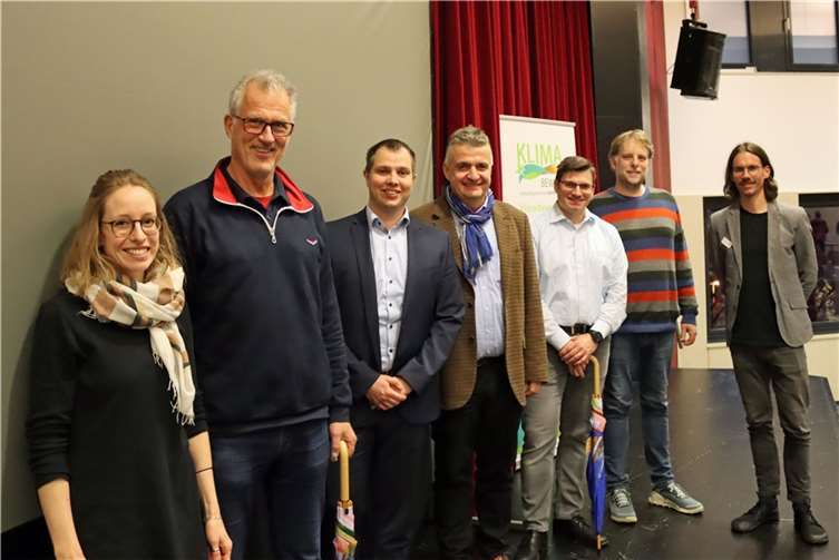 Das Organisationsteam und die Referenten konnten mit der Veranstaltung hoch zufrieden sein. (v.l. Katja Manns (BUND Rheinland-Pfalz), Harald Richter (Verbraucherzentrale RLP), Nicolas Wörsdörfer (Westerwald Bank eG), Matthias Adam (Adam & Wagener Steuerberatungsgesellschaft mbH), Stephan Szasz, Christian Meyer, Max Weber (Klimaschutzmanager VG Montabaur).  Foto: VG Montabaur, Melissa Gundlach-Schmidt