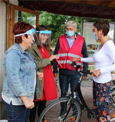 Das Organisationsteam verteilte Bändchen an die Gäste.