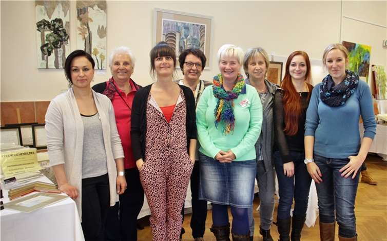 Das Organisationsteam von MKT, Inge Reichmann (2. von links), Doris Ohm (4. von links) und Ulla Palm (3. von rechts) freuen sich über die vielen neuen und vor allen Dingen jungen Gesichter bei der Ausstellung.