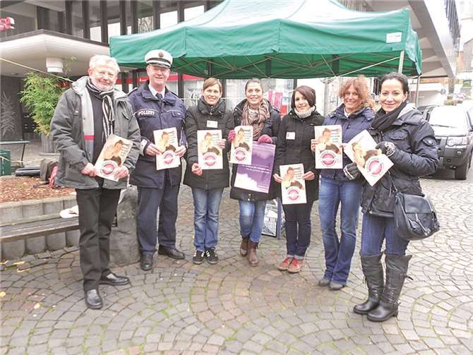 Das Organisatoren-Team: Gleichstellungsbeauftragte der VG Bad Hönningen Bianca Theisen (3.v.r.), Gleichstellungsbeauftragte der VG Linz und Unkel Astrid Thol (2.v.r.), Frau Esciocak (1.v.r.) und Herr Gensmann (1.v.l.) vom Verein „Weißer Ring“, Eckhart Heck von der Polizeiinspektion Linz (2.v.l.) und Mitglieder der Frauenbegegnungsstätte „Utamara“ (3.und 4.v.l.).