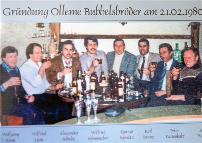 Das Originalbild am Gründungsabend der Ollemer Bubbelsbröder mit (v. l.) Wolfgang Bison, Wilfried Hein, Alexander Schulte, Wilfried Schumacher, Konrad Schmitz, Karl Bruns, Peter Kastenholz und Alois Hostnik.