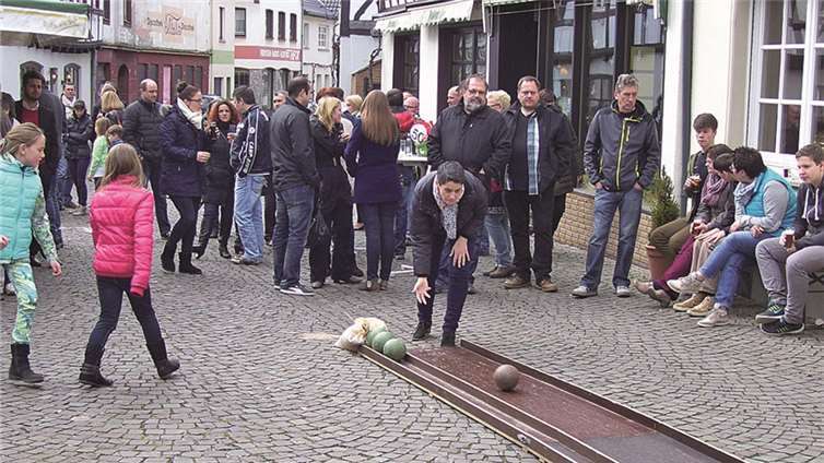 Das Ostereierkegeln verwandelt die Kölner Straße in eine Kegelbahn.JSB